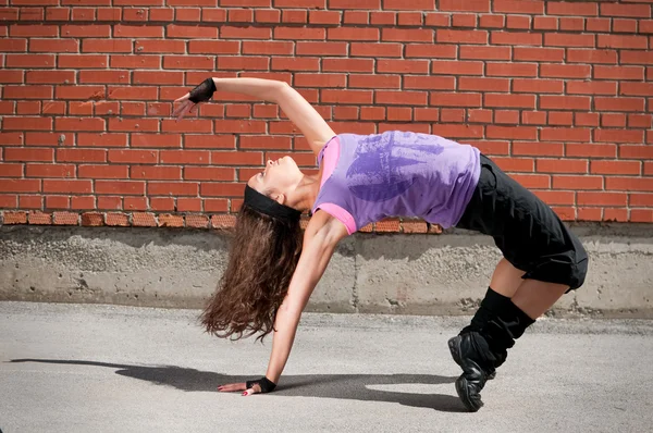 ヒップホップを踊る美しい十代の少女 — ストック写真