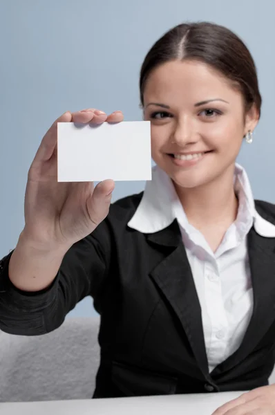 Femme d'affaires émotionnelle dans la palette de bureau montrer carte blanche — Photo