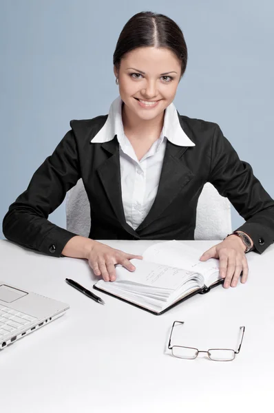 Geschäftsfrau mit Tagebuch persönlicher Organisator — Stockfoto