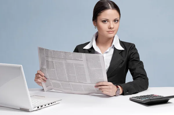 Affärskvinna med tidning — Stockfoto