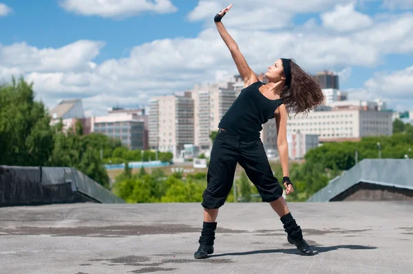 Piękna dziewczyna taniec nowoczesny styl w krajobraz miasta — Zdjęcie stockowe