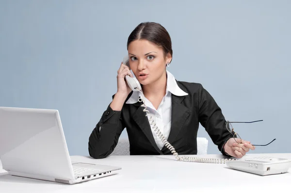 Sıradan bir iş kadını telefonla konuşurken Office — Stok fotoğraf