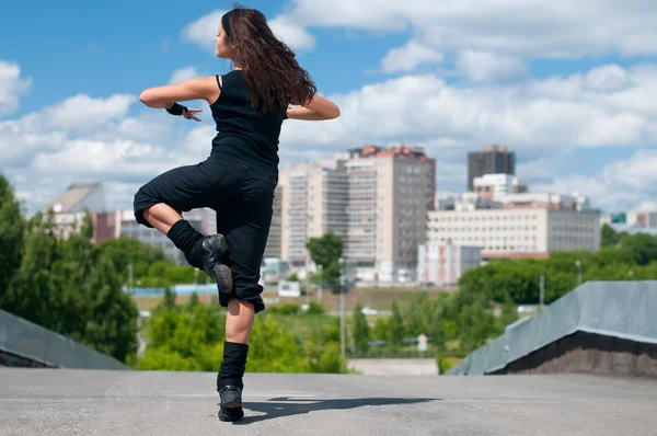 Όμορφο κορίτσι χορεύουν hip-hop πέρα από το αστικό τοπίο — Φωτογραφία Αρχείου