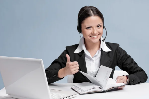 Zakenvrouw met de mededeling van de headset — Stockfoto