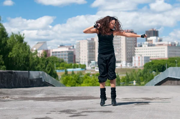 Hermosa chica bailando hip-hop sobre el paisaje urbano — Foto de Stock