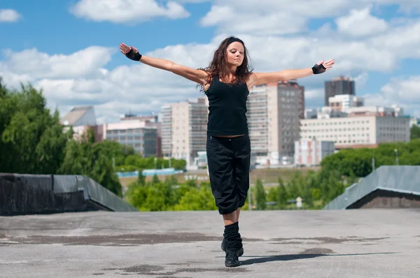 Hermosa chica bailando hip-hop sobre el paisaje urbano —  Fotos de Stock