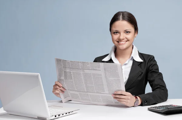 Obchodní žena s novinami — Stock fotografie