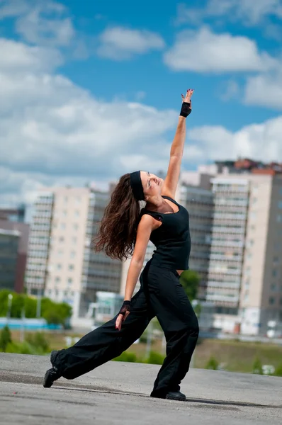 Menina bonita dançando hip-hop sobre a paisagem urbana — Fotografia de Stock
