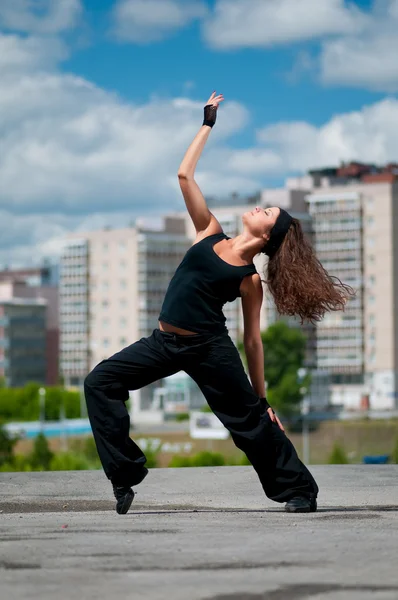 Krásná dívka tančí moderní město krajinu — Stock fotografie