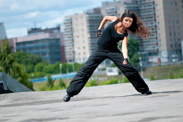Красивая девушка танцует хип-хоп над городским пейзажем — стоковое фото