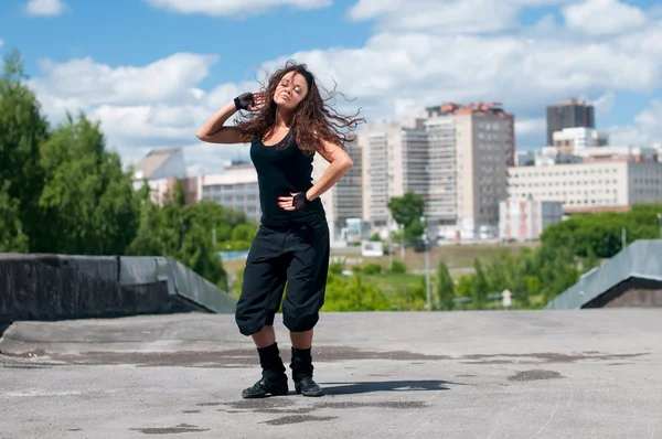 美丽的女孩跳舞现代风格的城市景观 — 图库照片