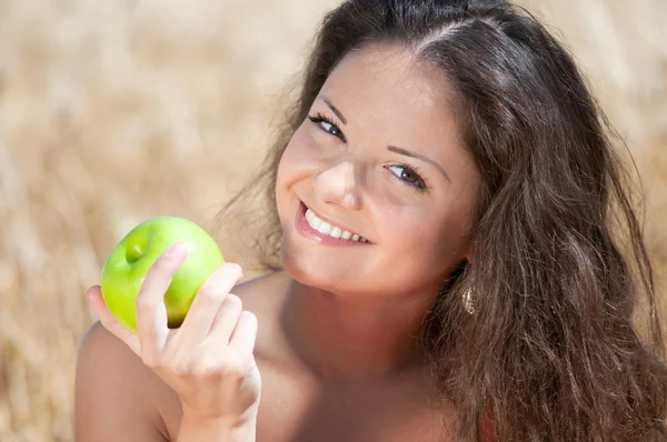 Dield で完璧な女性の摂食アップル。夏のピクニック. — ストック写真