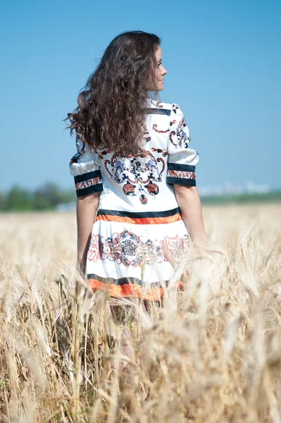 Beautiful woman walk in wheat field on sunny summer day. — Stock Photo, Image