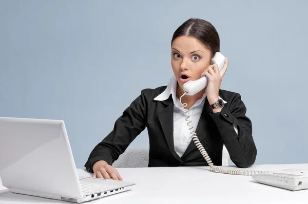 Casual business woman in office talking by phone — Stock Photo, Image