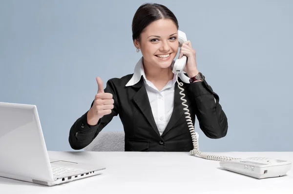 Gelegenheitsunternehmerin im Büro telefoniert — Stockfoto