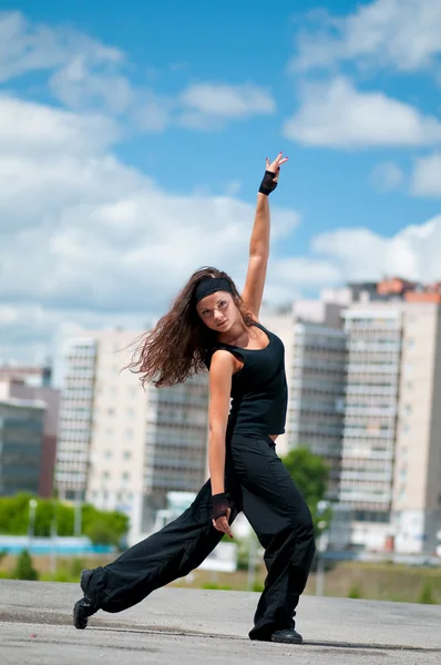 아름 다운 소녀 도시 풍경을 모던 댄스 — 스톡 사진