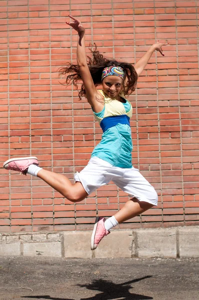 Krásná dospívající dívka tančí hip-hop — Stock fotografie