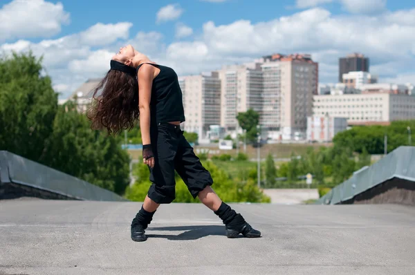 Schönes Mädchen tanzt modernen Stil über Stadtlandschaft — Stockfoto