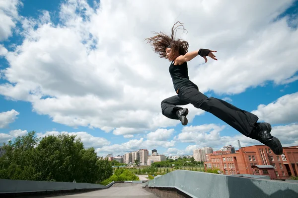 Krásná dívka tančí proti obloze — Stock fotografie