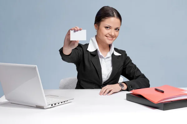 Emocional mujer de negocios en la oficina palce mostrar la tarjeta blanca — Foto de Stock