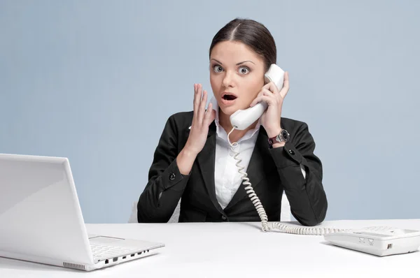 Випадкова ділова жінка в офісі розмовляє по телефону — стокове фото