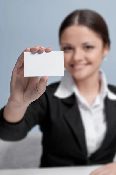 Mulher de negócios emocional no escritório palce show cartão branco — Fotografia de Stock