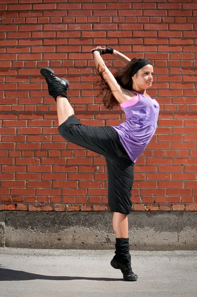 Mooie tiener meisje dansen hip-hop — Stockfoto