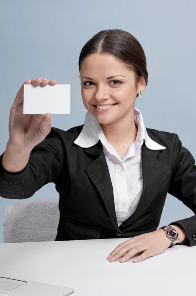 Duygusal bir iş kadını olan office yeri göstermek beyaz kart — Stok fotoğraf
