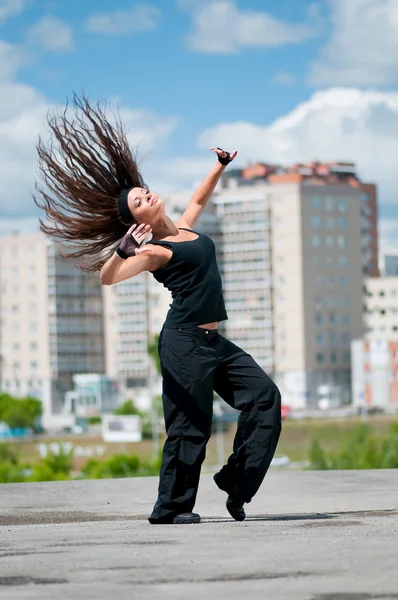 Vacker flicka dansa hip-hop över stadslandskapet — Stockfoto