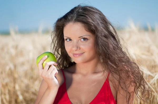 Mujer perfecta comiendo manzana en dield. Picnic de verano . — Foto de Stock