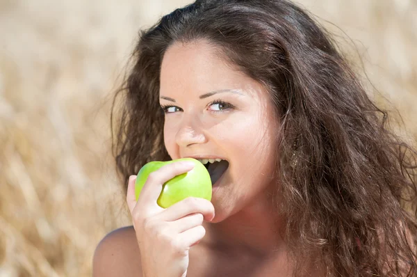 Mulher perfeita comendo maçã em campo. Piquenique de verão . — Fotografia de Stock