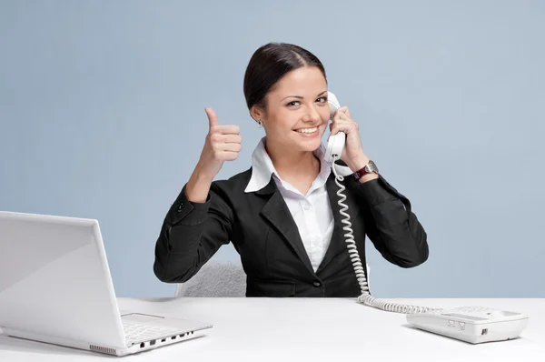 Случайная деловая женщина в офисе разговаривает по телефону — стоковое фото