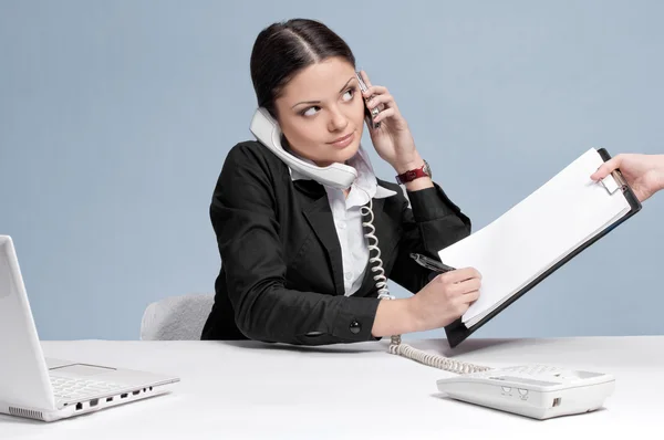 Γυναίκα των επιχειρήσεων απασχολημένος μιλάμε από το τηλέφωνο — Φωτογραφία Αρχείου