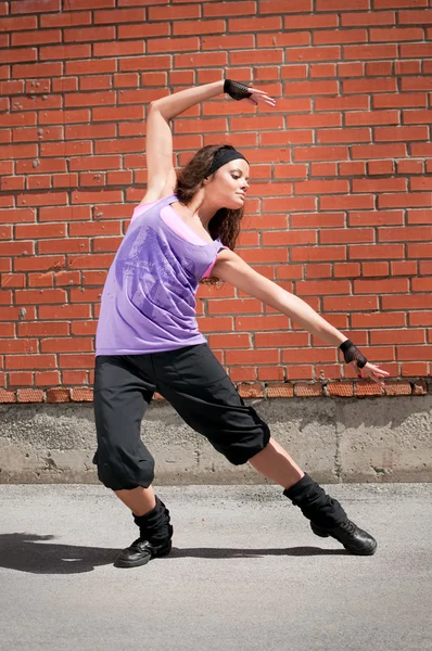 Belle adolescente dansant hip-hop — Photo