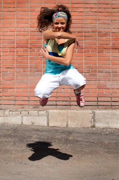 Menina adolescente bonita dançando hip-hop — Fotografia de Stock