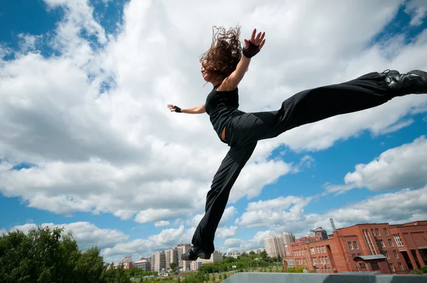 Krásná dívka tančí proti obloze — Stock fotografie