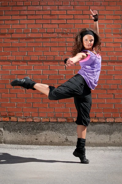 Bella adolescente che balla hip-hop — Foto Stock