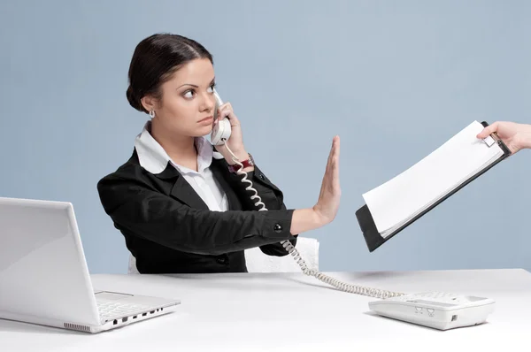 忙しいビジネスの女性が電話で話しています。 — ストック写真