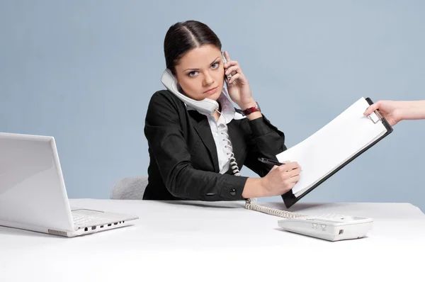 Занятая деловая женщина разговаривает по телефону — стоковое фото