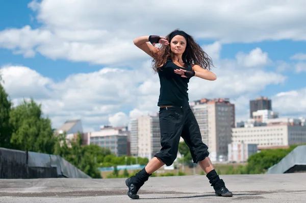 Vacker flicka dansa modern stil över stadslandskapet — Stockfoto