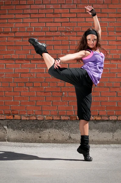 Menina adolescente bonita dançando hip-hop — Fotografia de Stock
