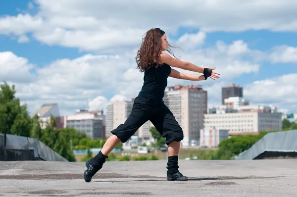 Piękna dziewczyna taniec hip-hop w krajobrazie miejskim — Zdjęcie stockowe