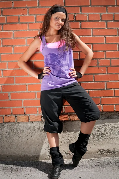 Beautiful teenage girl dancing hip-hop — Stock Photo, Image