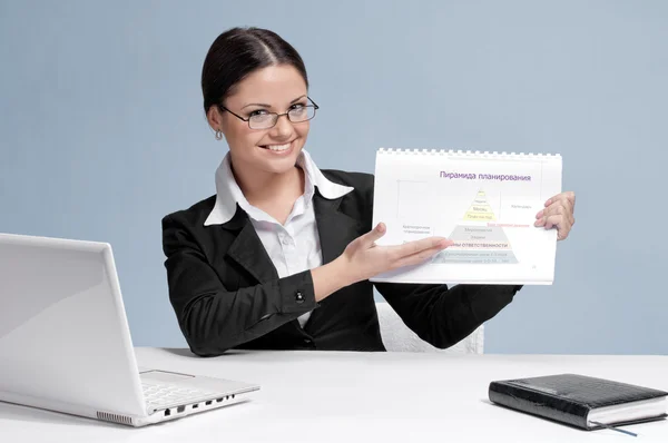 Business woman in office show chart — Stock Photo, Image
