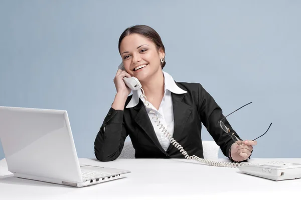 Femme d'affaires occasionnelle au bureau parlant par téléphone — Photo