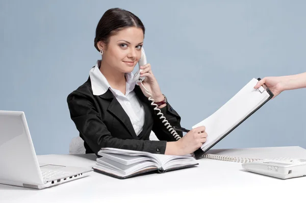 Upptagen affärskvinna prata via telefon — Stockfoto