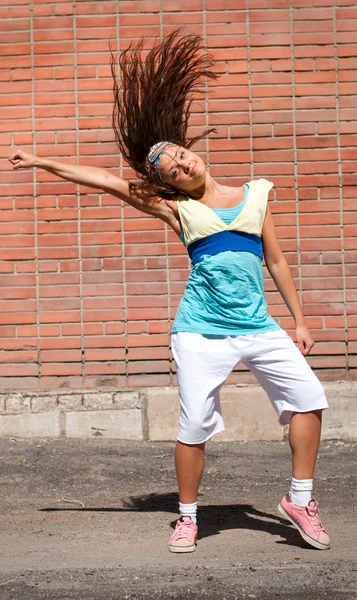 Beautiful teenage girl dancing hip-hop — Stock Photo, Image