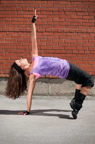 ヒップホップを踊る美しい十代の少女 — ストック写真