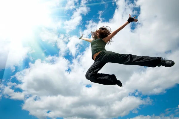 Vacker flicka dansa mot himlen — Stockfoto
