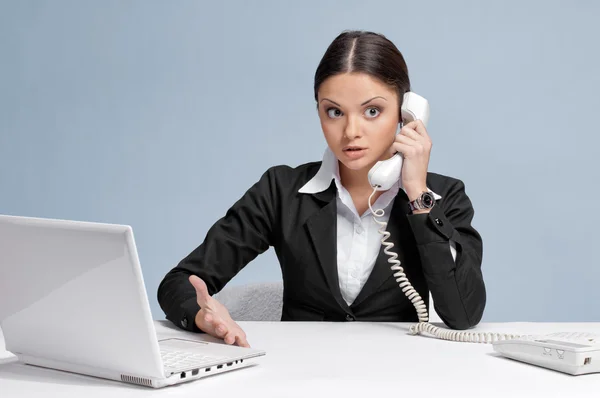 休闲商务女人在办公室通过电话交谈 — 图库照片